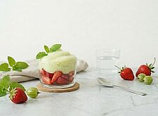 Image of Erdbeeren mit Stachelbeerschaum