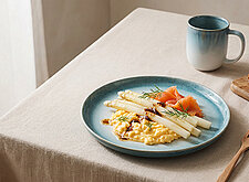 Image of Spargel auf Rührei mit Räucherlachs