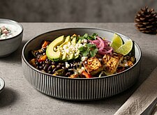 Image of Nacho Bowl mit Bohnen und Avocado