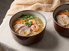Image of Nudelsuppe mit Schweinefleisch und Garnelen