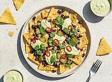 Image of Loaded Nachos mit Bohnen und Avocado