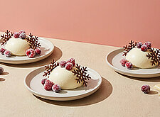 Image of Weiße Schokomousse auf Schneefrüchten