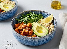 Image of Süßkartoffel-Bowl mit Avocado und Quinoa