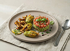 Image of Avocadotatar mit Pfifferlingen und Kürbisblüte