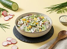 Image of Radieschen Gurken Salat mit Kräuter Ei