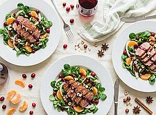 Image of Winterlicher Feldsalat mit Glühweindressing und Entenbrust