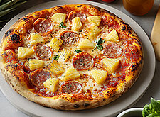 Image of Pizza Hawaii mit scharfer Salami und Chilihonig