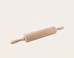 Ein Holzrollholz liegt horizontal auf einem hellen Hintergrund. Es hat zwei Griffe an den Enden und eine glatte, zylindrische Form, die zum Ausrollen von Teig verwendet wird.