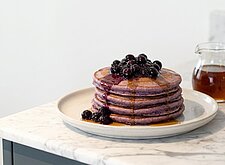 Image of Acai Pancakes mit Heidelbeerkompott