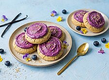 Image of Sesam Cookies mit Heidelbeeren