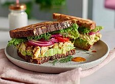 Image of Sandwich mit pochiertem Hähnchen und Avocado