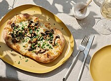Image of Pinsa mit Pilzen und Scamorza