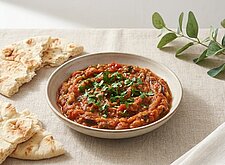 Image of Tomaten Auberginen Paste mit Fladenbrot