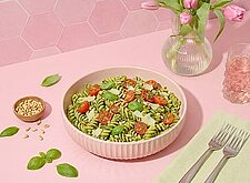 Image of Makkaroni mit Basilikumpesto und Tomaten