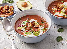 Image of Bohnen-Suppe mit Avocado und Croutons