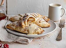 Image of Birnentaschen mit Vanillesauce