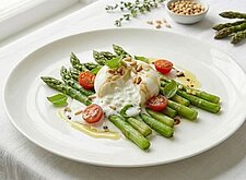 Image of Spargel mit Burrata und Pinienkernen