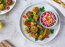 Image of Gemüsefrikadellen mit Radieschensalsa