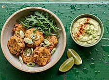 Image of Bohnen Fritter mit Rucola und Avocado Dip