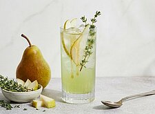 Image of Verjus Spritz mit Birne und Thymian