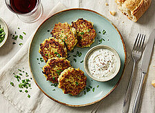 Image of Wirsingplätzchen mit Kümmel-Sahne-Quark