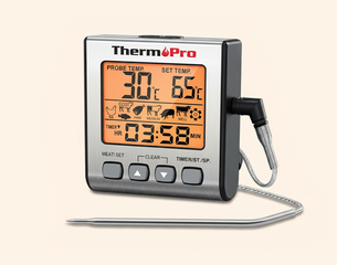 Digitales Fleischthermometer „ThermoPro“ mit Kabelsonde; beleuchtetes Display zeigt Ist‑Temperatur 30 °C, Soll‑Temperatur 65 °C, Garstufen‑Symbole und Countdown‑Timer sowie Bedienknöpfe.