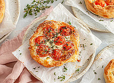 Image of Herzhafte Tomaten-Tarte Tatin mit Mozzarella