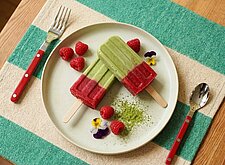 Image of Matcha Himbeer Eis am Stiel