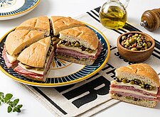 Image of Muffuletta Sandwich mit Olivensalat