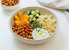 Image of Crispy Kichererbsen Bowl mit Pfirsich
