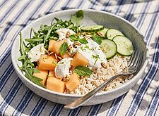 Image of Melonen Reis Bowl mit Mozzarella und Sauerrahm