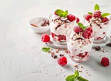 Image of Himbeer-Joghurt-Eis mit Minibaisers
