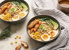 Image of Miso Ramen mit knusprigem Huhn und Mais