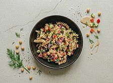 Image of Dill Nudel Salat mit Tahini Dressing