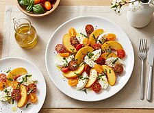 Image of Pfirsich-Tomaten-Salat mit Mozzarella