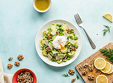 Image of Salat mit pochiertem Ei