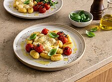 Image of Gnocchi Raclette mit Tomaten und Basilikum