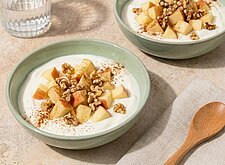 Image of Joghurt mit Apfel und Walnüssen