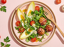 Image of Champignons im Speckmantel mit buntem Sommersalat