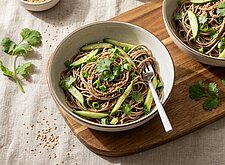 Image of Kalte Soba Nudeln mit Sesam und Gurke