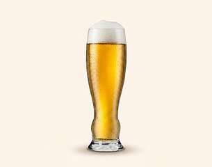 Ein gefülltes Glas mit goldenem Bier und einer Schaumkrone steht in der Mitte vor mehreren leeren Gläsern. Die Gläser sind in einer symmetrischen Anordnung angeordnet. Der Hintergrund ist einfarbig.