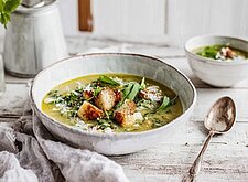 Image of Portugiesische Suppe mit Brot und Koriander