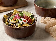 Image of Loaded Nachos mit Bohnen und Avocado