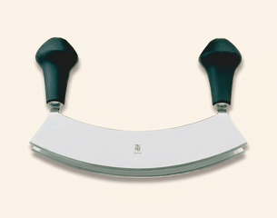 Ein Wiegemesser mit zwei schwarzen Griffen und einer gebogenen, glänzenden Klinge. Es ist zum Zerkleinern von Kräutern oder Gemüse geeignet. Die Klinge ist mittig markiert mit dem Logo des Herstellers.