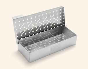 Offene rechteckige Edelstahl-Grillräucherbox mit aufklappbarem, perforiertem Deckel und sichtbarem Markenlogo.