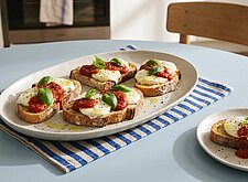 Image of Toast Pizza mit Mozzarella und Basilikum
