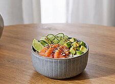 Image of Reis Bowl mit Lachs, Gurke und Sesam
