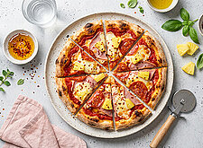 Image of Pizza Hawaii mit scharfer Salami und Chilihonig