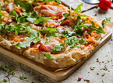 Image of Pizza mit Rucola und Speck