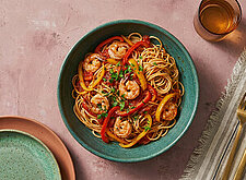 Image of Spaghetti mit Shrimps und Paprikastreifen